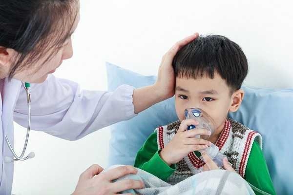 Thực hiện kỹ thuật khí dung điều trị bệnh hô hấp tại Bệnh viện Đa khoa Hậu Lộc