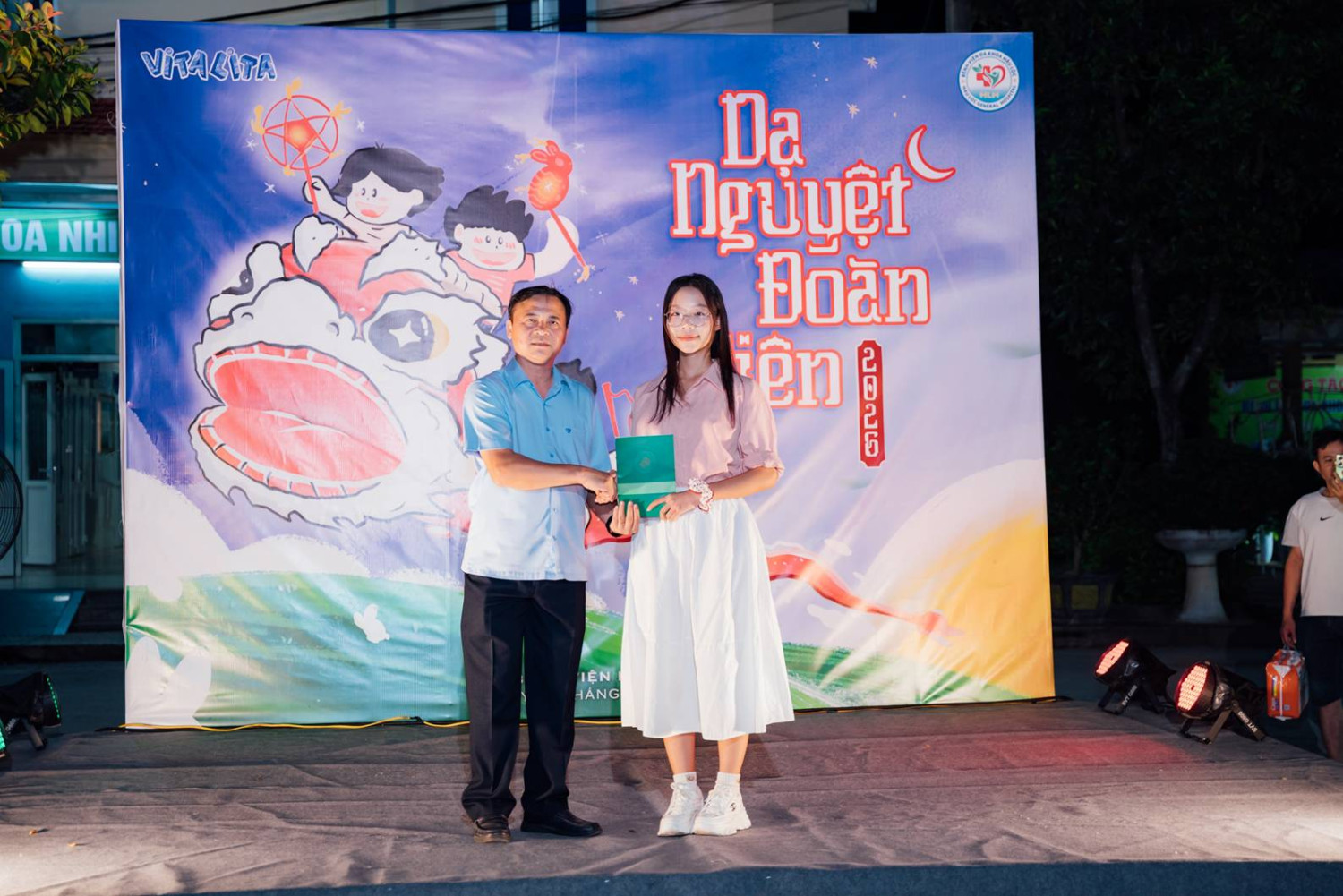 BSCKII Nguyễn Ngọc Hân - Bí thư Đảng uỷ, Giám đốc Bệnh viện trao quà cho các cháu đạt học sinh giỏi cấp tỉnh