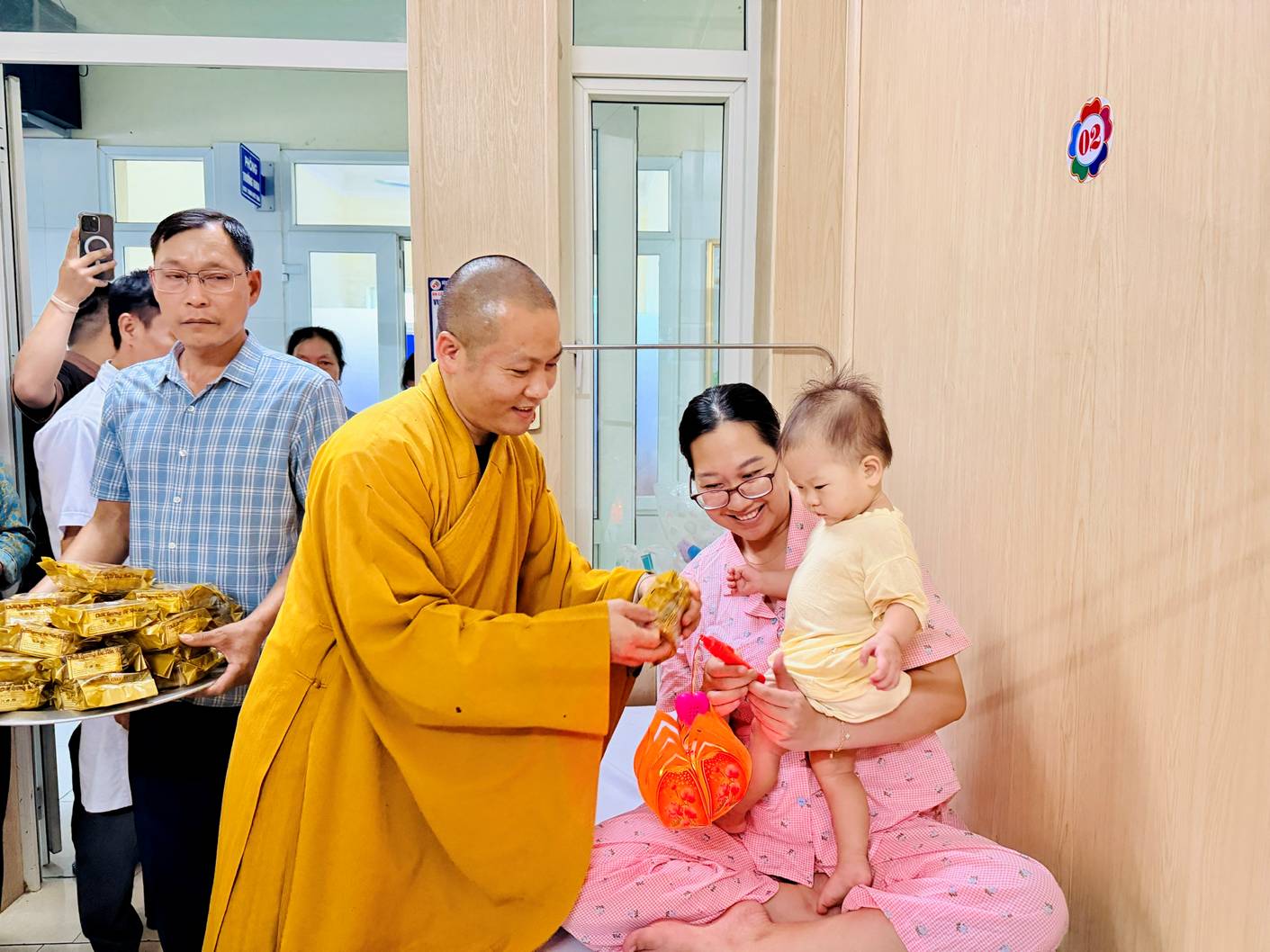Thăm hỏi và trao quà Trung thu tận giường bệnh cho các bệnh nhi điều trị nội trú