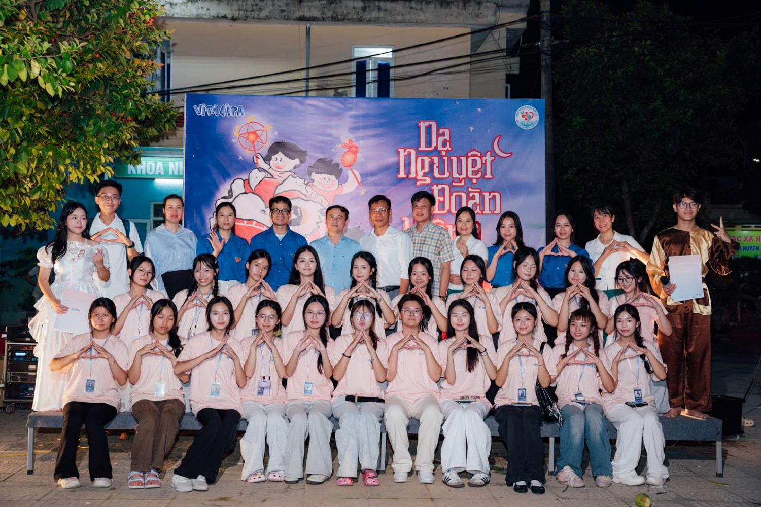 Các em thiếu nhi hào hứng tham gia tiết mục văn nghệ trong đêm hội Trung thu