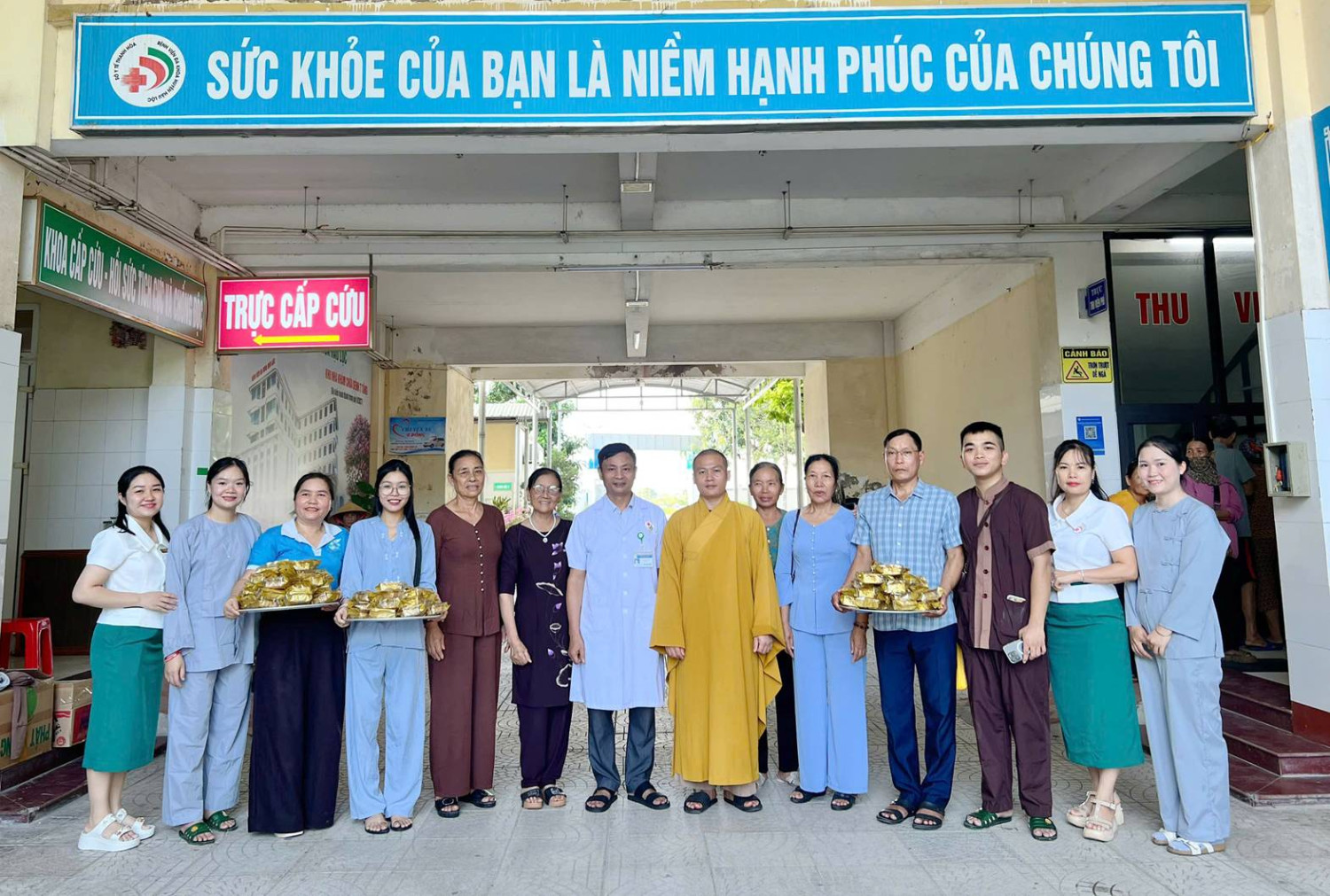 Chùa Tam Giáo và các phật tử trao tặng quà Tết Trung thu cho bệnh nhi tại Bệnh viện Đa khoa Hậu Lộc