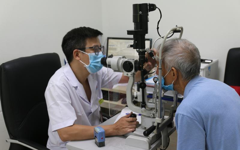 Những thói quen sai lầm khiến bệnh đau mắt đỏ lây lan khắp cả nhà